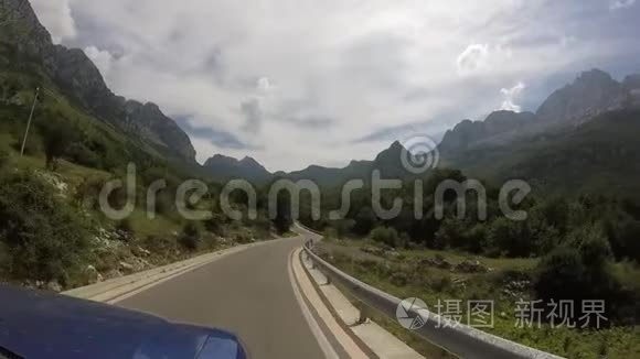乘坐越野车在弯曲的山路上行驶视频