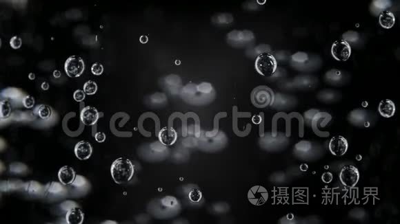 玻璃中的矿泉水气泡