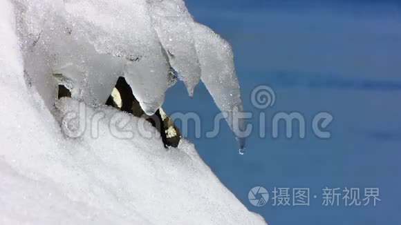 在河上结冰。