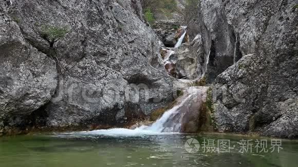 河流在岩石之间流动