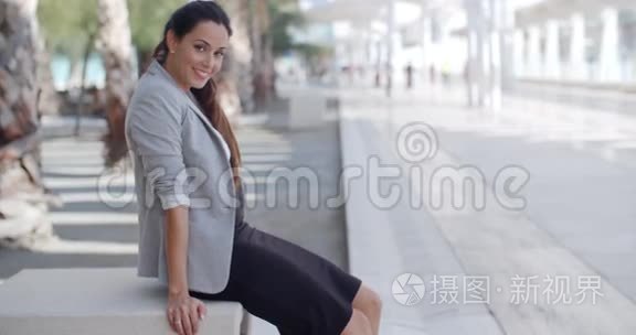 优雅的女人坐在长廊的长凳上视频