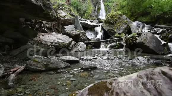 阿尔泰山的瀑布视频