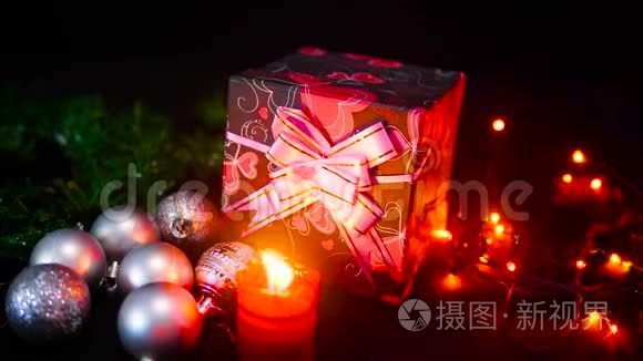 礼品盒、蜡烛燃烧和灯火闪烁的画面。圣诞节