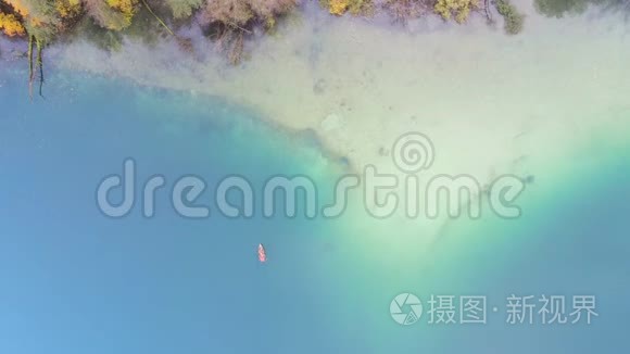 碧波湖畔美丽的空中秋景视频