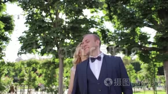 新婚快乐的年轻夫妇花时间在公园里。 绿色背景