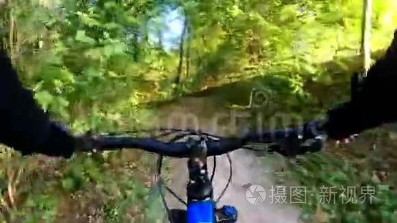 秋天公园骑自行车的业余骑手视频