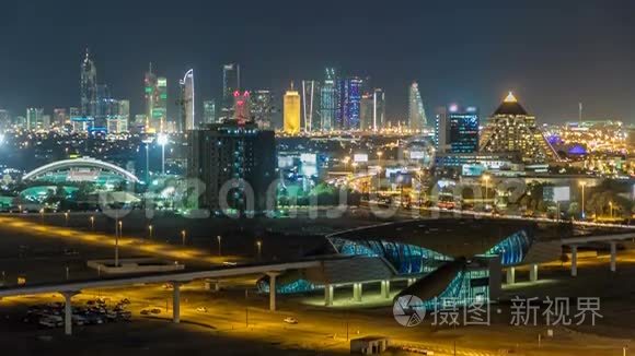 迪拜市区风景优美，夜间天际线渐变. 从屋顶可以看到谢赫扎耶德的道路，有许多照明塔。