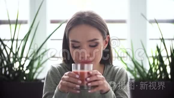 饮食的女人喝止咳曲滑肌视频