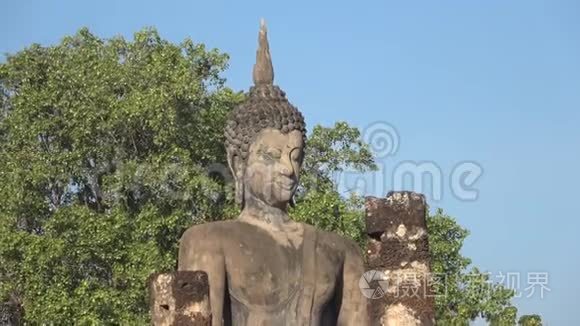 一座古佛寺遗址上的雕塑佛.. 泰国Sukhothai