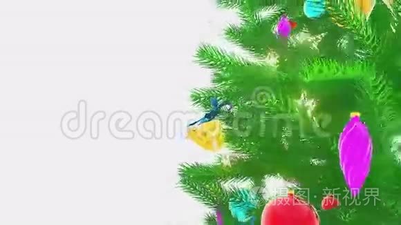 在白色背景下旋转装饰圣诞树视频