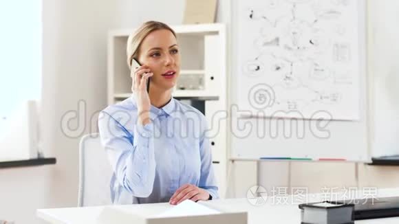 女商人在办公室用智能手机打电话