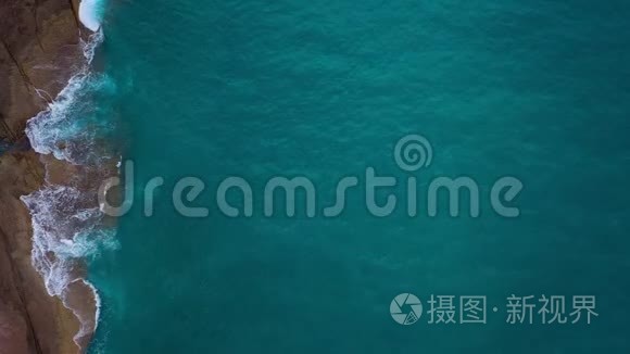 大西洋上沙漠海滩的俯视图.. 特内里费岛海岸。 空中拍摄的海浪图像