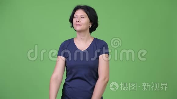 有短发思考的漂亮女人视频