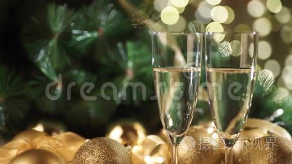 两杯香槟加圣诞礼物和圣诞球视频