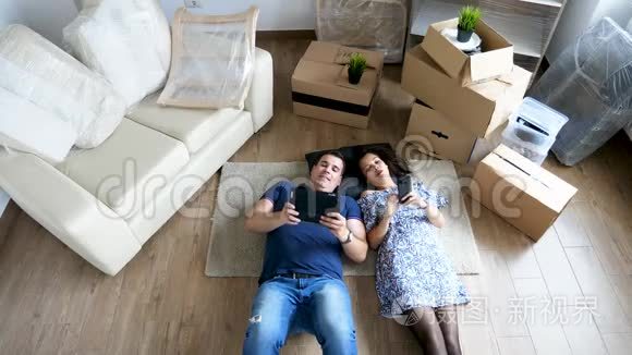 一对夫妇在他们新家的地板上放松