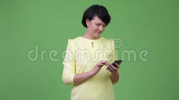 漂亮的女商人用短头发打电话视频的预览图