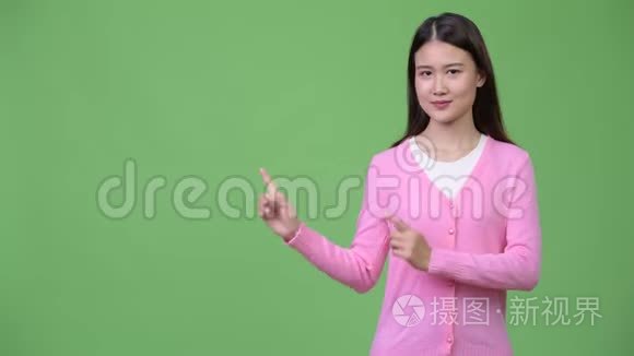 年轻漂亮的亚洲女人展示了一些东西