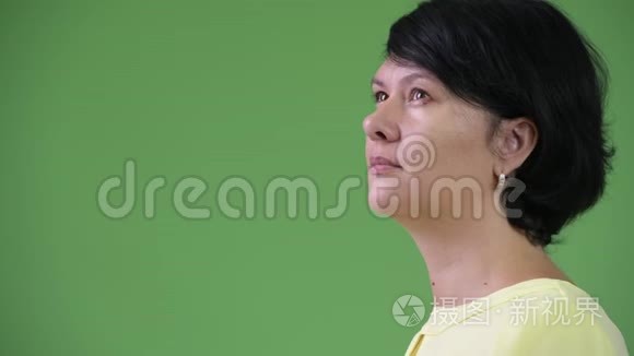 留短发的漂亮女商人的形象视频