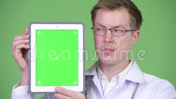快乐男医生展示彩色按键绿色屏幕数字平板