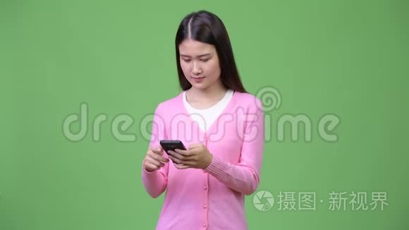 年轻漂亮的亚洲女人用电话视频