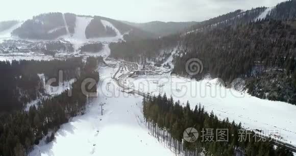 冬季高山滑雪场的鸟瞰图视频