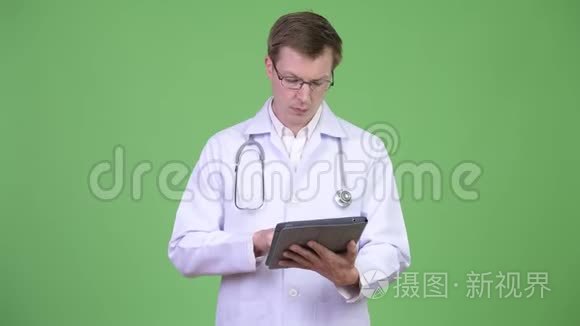 青年医生使用数码平板电脑的画像