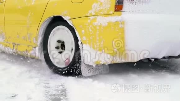 冬天，在雪覆盖的湖面上，汽车在结冰的轨道上行驶。 冬季在雪地赛道上进行赛车运动。 开车比赛