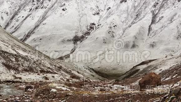 雪在山上融化。 时间流逝