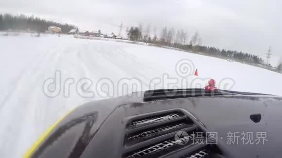 冬天，在雪覆盖的湖面上，汽车在结冰的轨道上行驶。 冬季在雪地赛道上进行赛车运动。 开车比赛