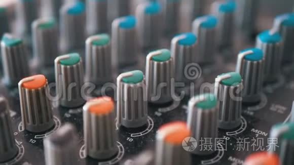 声音混合控制台上的控制旋钮视频