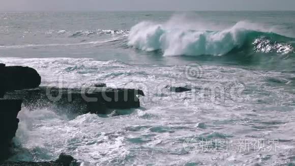 海浪冲击岩石视频