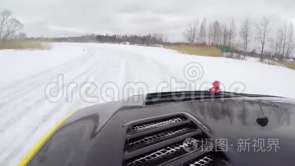 冬天，在雪覆盖的湖面上，汽车在结冰的轨道上行驶。 冬季在雪地赛道上进行赛车运动。 开车比赛