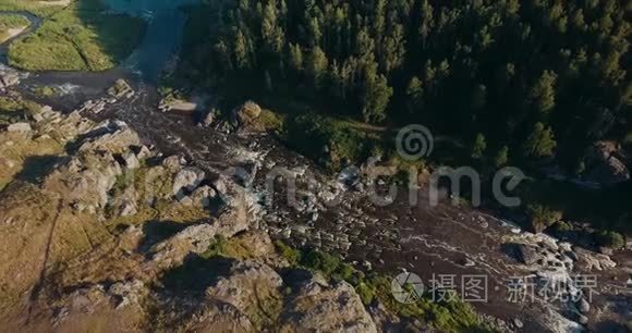 从空中拍摄的山河和森林视频