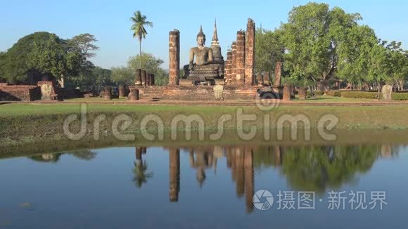 佛寺遗址上的佛像雕塑.. 泰国Sukhothai