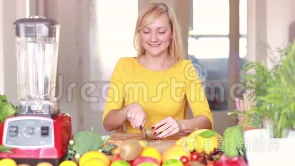 女人切奇异果做冰沙视频