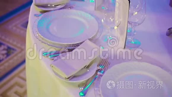 餐厅里的盘子和眼镜视频
