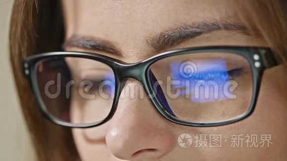 女人眼睛戴眼镜视频