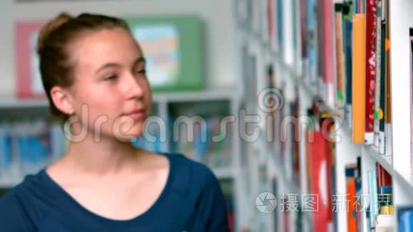 从图书馆书架上挑选书的女生视频