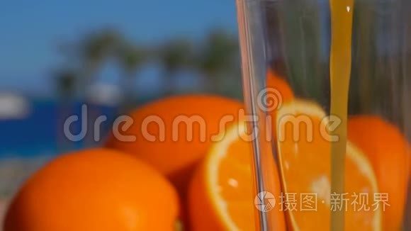 特写橙汁倒入玻璃杯中视频