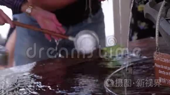日本寺庙的仪式净化喷泉视频