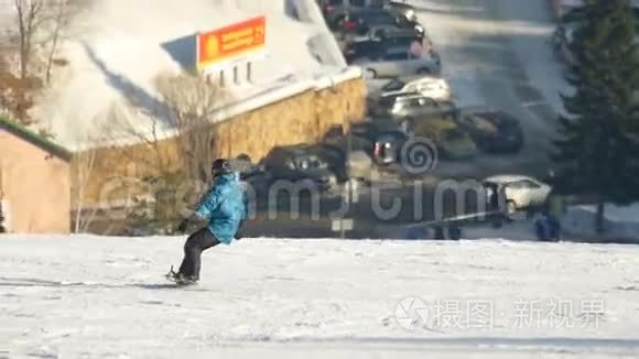 在冬季公园滑雪视频