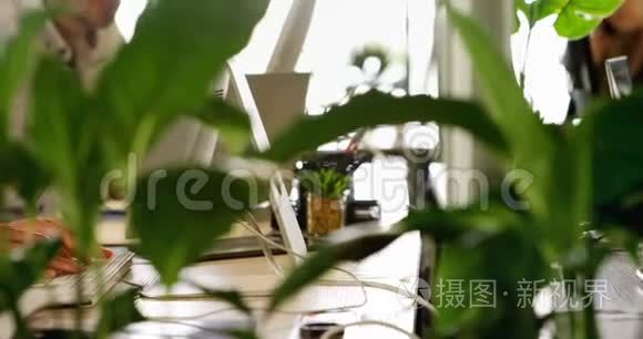 行政人员在办公室办公桌上工作视频