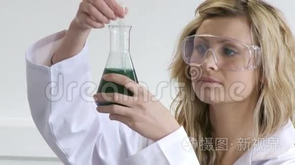 女人在看化学物质视频