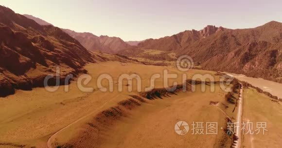 阳光明媚的夏季早晨，空中乡村山路和草地。 沥青公路和河流..