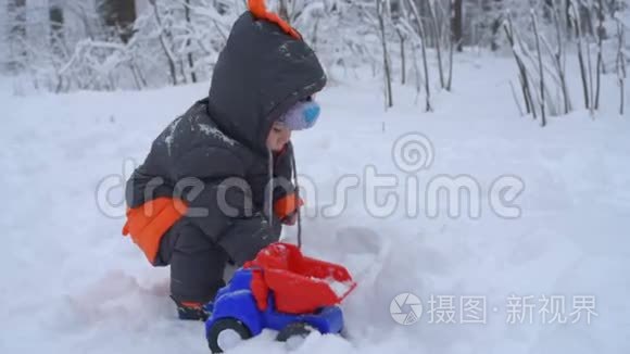 小男孩在玩雪视频