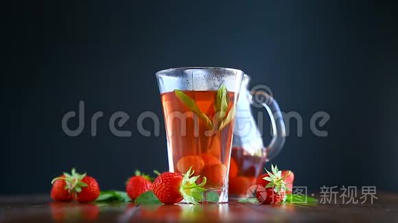 成熟的红色草莓在玻璃装饰器中的甜蜜组合