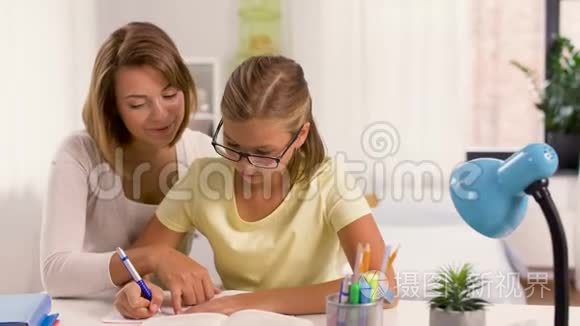 母女俩一起做作业.