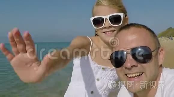 爸爸和女儿在海滩上玩耍快乐视频
