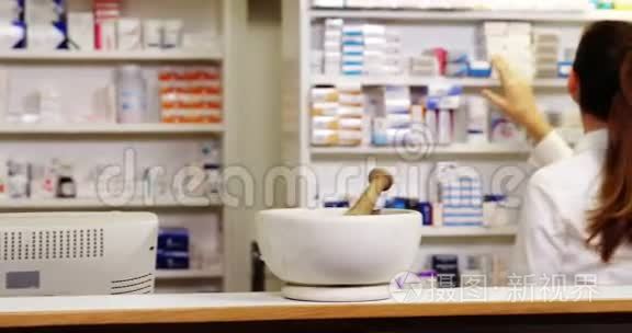 药剂师在药房检查一种药物视频