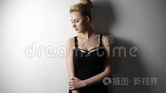 年轻的金发女人穿白色衣服视频